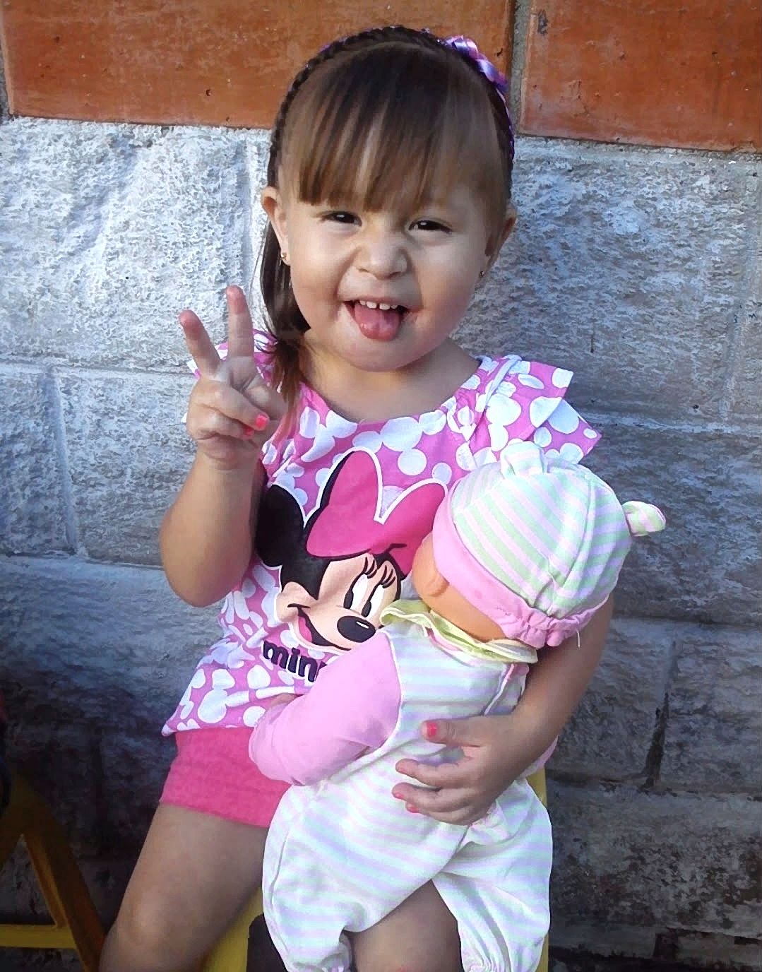 María José de niña con su muñeca
