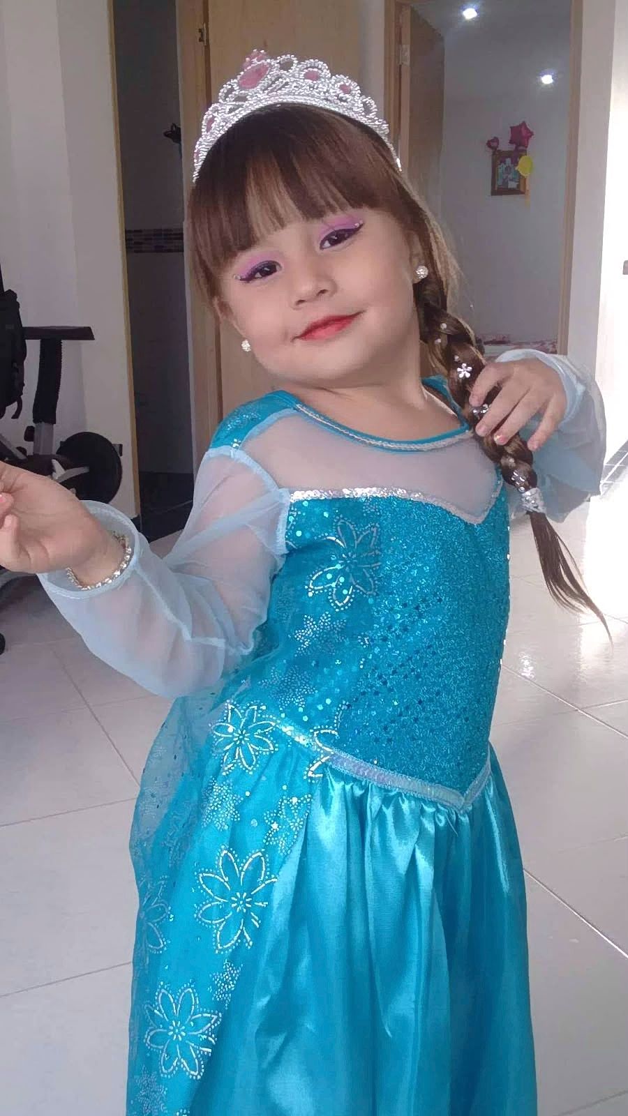 María José de niña vestida de princesa